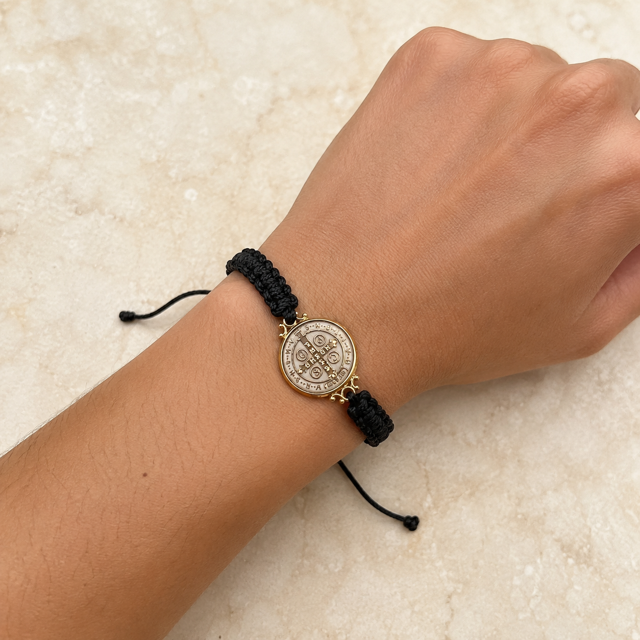 Pulsera Tejida con Medalla de San Benito